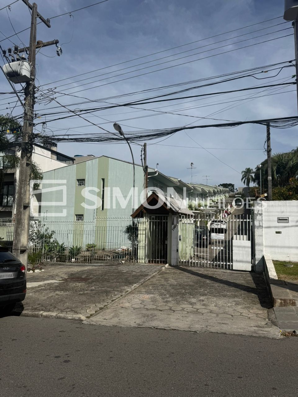 Casa nº 13, tipo “D”, integrante do Conjunto em Condomínio, com a área construída total de 78,60m², área útil de 76,60m², área de implantação no terreno de 39,30m², área não construída de utilização e, localizado em Curitiba - PR